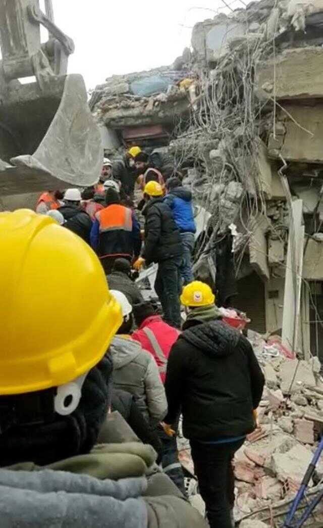 Günlerce enkazdan çıkarılmayı beklediler!