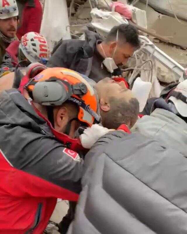 Günlerce enkazdan çıkarılmayı beklediler!