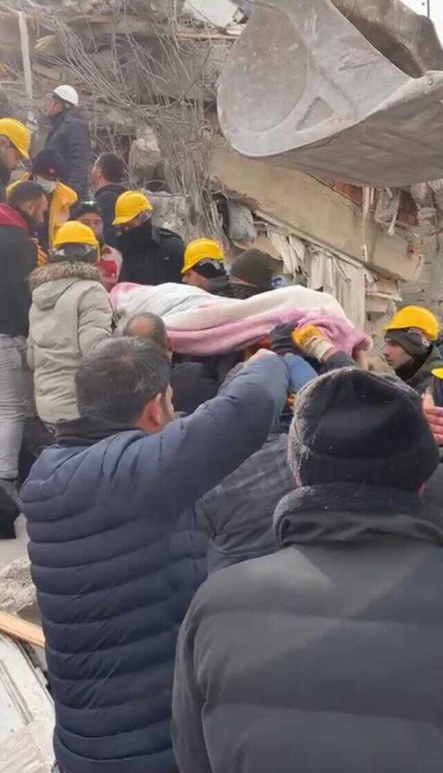 Günlerce enkazdan çıkarılmayı beklediler!