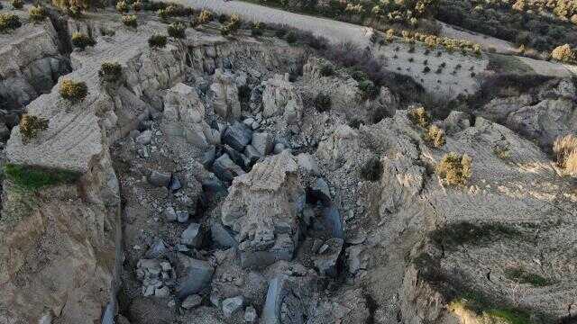 Hatay'da deprem sonrası dehşete düşüren görüntü: Zeytin tarlasında dev yarık oluşty