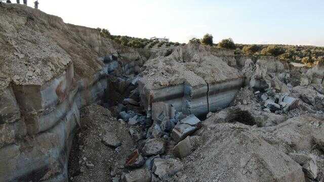 Hatay'da deprem sonrası dehşete düşüren görüntü: Zeytin tarlasında dev yarık oluşty