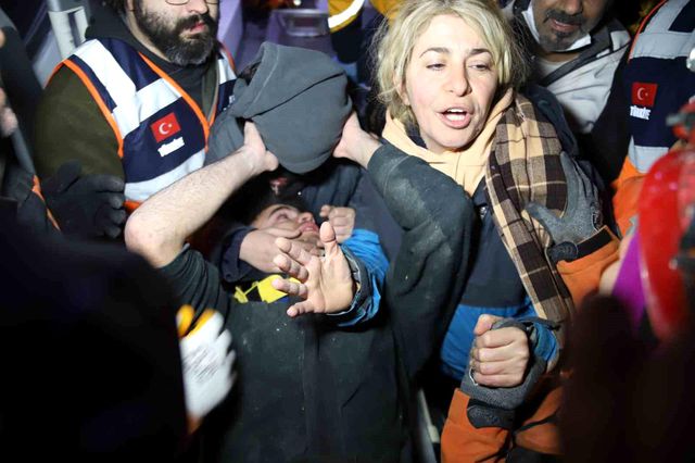 İdrarını içip annesinin çiçeklerini yiyerek hayatta kalmıştı...17 yaşındaki Adnan enkaz altındaki 94 saati İHA'ya anlattı