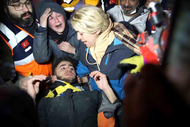 İdrarını içip annesinin çiçeklerini yiyerek hayatta kalmıştı...17 yaşındaki Adnan enkaz altındaki 94 saati İHA'ya anlattı