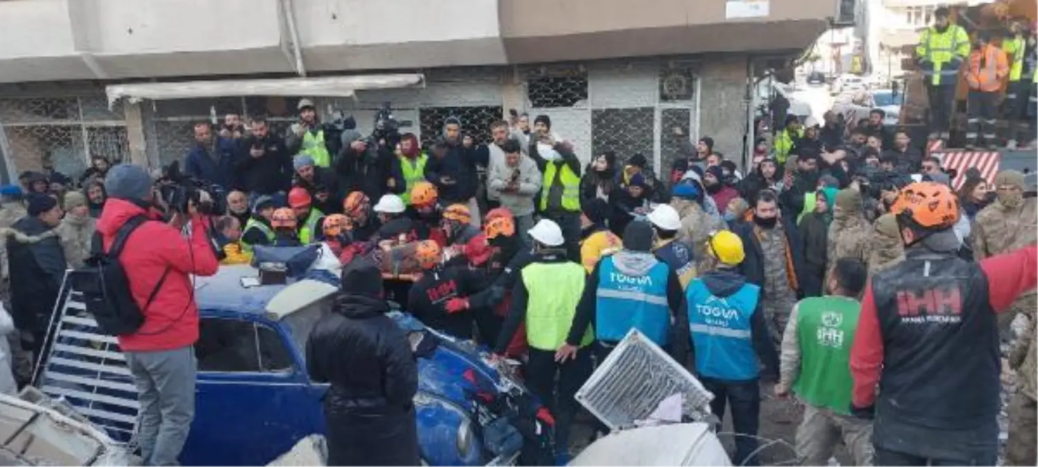 İskenderun'da 102'nci saatte aynı enkazdaki 9 kişiden 6'sı kurtarıldı