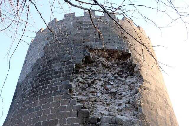 Şiddetli iki deprem 5 bin yıllık Diyarbakır Surları'nı da vurdu Şiddetli iki deprem 5 bin yıllık Diyarbakır Surları'nı da vurdu