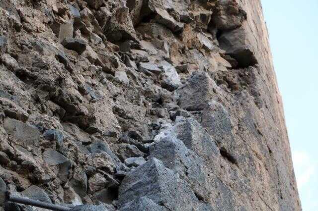 Şiddetli iki deprem 5 bin yıllık Diyarbakır Surları'nı da vurdu Şiddetli iki deprem 5 bin yıllık Diyarbakır Surları'nı da vurdu