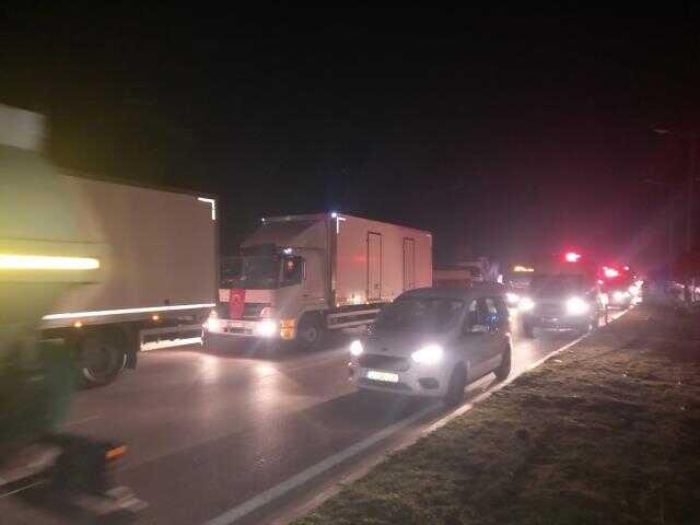 Yardım tırları kilometrelerce kuyruk oluşturdu