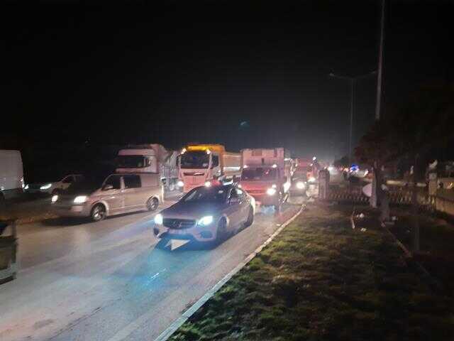 Yardım tırları kilometrelerce kuyruk oluşturdu