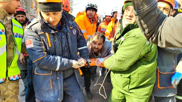 128'inci saatte çifte sevinç! Baba ile bebeği sağ kurtarıldı