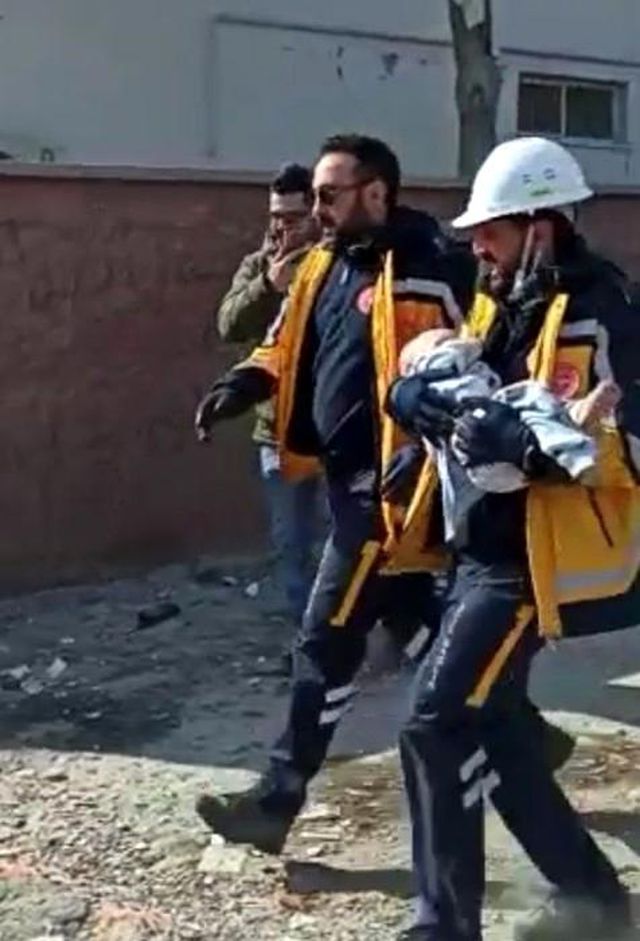 128'inci saatte çifte sevinç! Baba ile bebeği sağ kurtarıldı