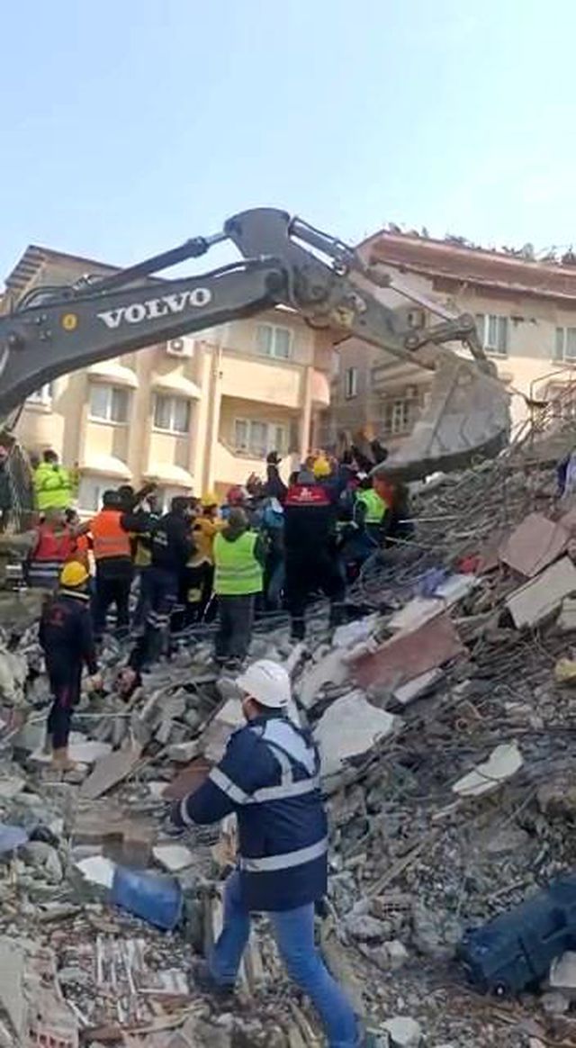 Hatay'da 2 aylık bebek 128 saat sonra enkazdan sağ çıkarıldı