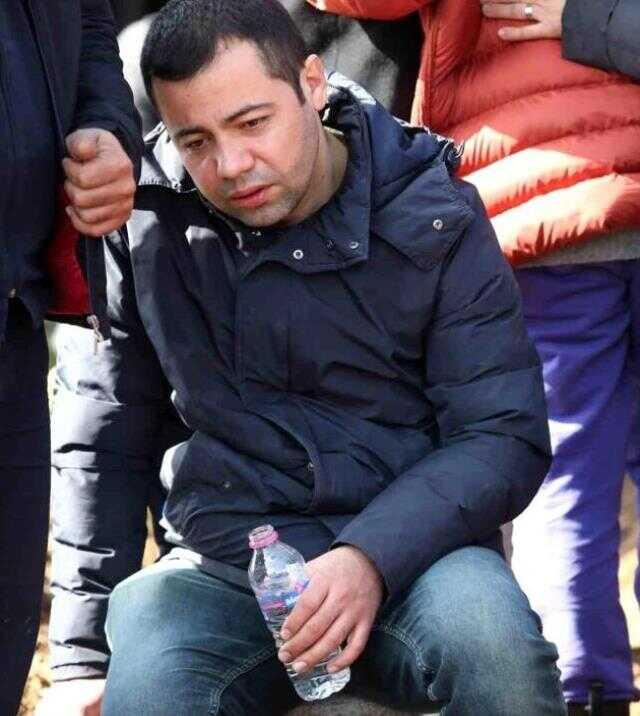 Depremden şans eseri kurtulan polis memuru, iki çocuğunu ve eşini elleriyle toprağa verdi Depremden şans eseri kurtulan polis memuru, iki çocuğunu ve eşini elleriyle toprağa verdi