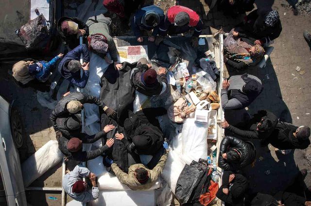 Kahramanmaraş'ta cenazesini alan ailenin acı görüntüleri Kahramanmaraş'ta cenazesini alan ailenin acı görüntüleri