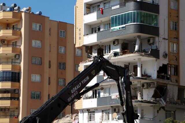 OĞUL, YARISI YIKILAN BİNANIN ENKAZINDA; RİSK NEDENİYLE 6 GÜNDÜR ÇALIŞMA YOK