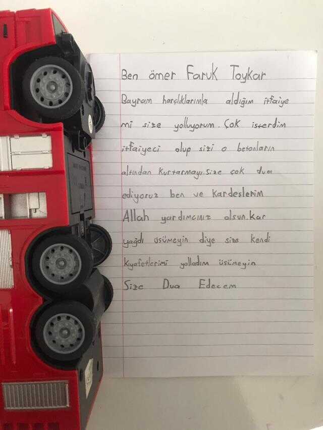 Oyuncak itfaiyesini yolladı, yazdığı not yürekleri parçaladı