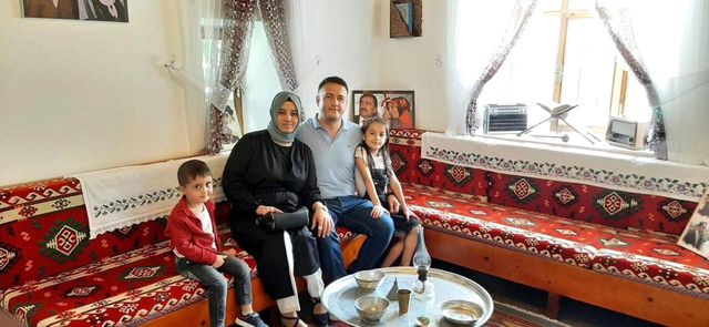 Yüzlerce kişi cenazeye akın etti, aileden geriye kalan o fotoğrafları görenler gözyaşlarını tutamadı