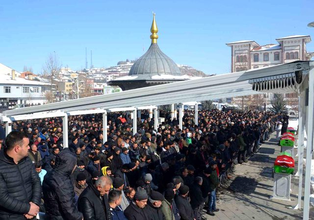 Yüzlerce kişi cenazeye akın etti, aileden geriye kalan o fotoğrafları görenler gözyaşlarını tutamadı