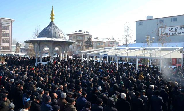 Yüzlerce kişi cenazeye akın etti, aileden geriye kalan o fotoğrafları görenler gözyaşlarını tutamadı