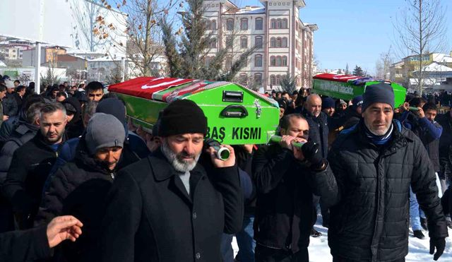 Yüzlerce kişi cenazeye akın etti, aileden geriye kalan o fotoğrafları görenler gözyaşlarını tutamadı