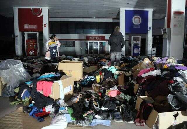 AFAD koordinasyon merkezinde sıra beklemek istemeyen tır şoförleri malzemeleri cadde ve sokaklara bıraktı