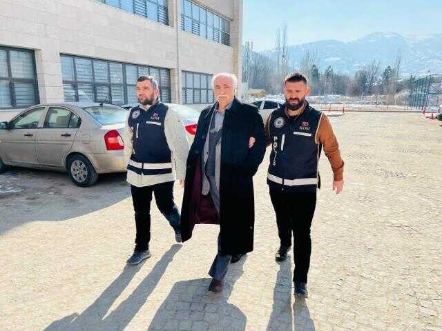 Depremde yıkılan çok sayıda binanın müteahhidi, Gürcistan'a kaçarken havalimanında yakalandı Depremde yıkılan çok sayıda binanın müteahhidi, Gürcistan'a kaçarken havalimanında yakalandı