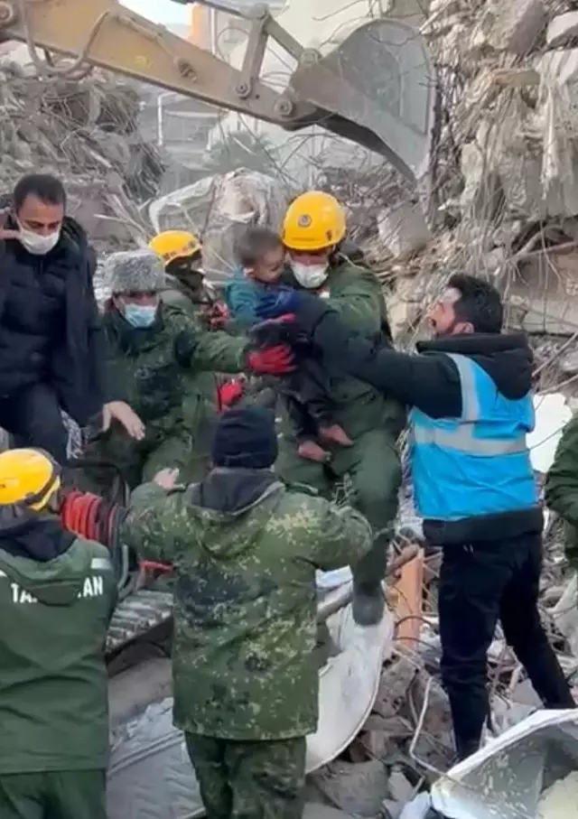 Depremin 159. saatinde 'umut' olan görüntüler! 2 yaşındaki Yavuz hayata böyle gülümsedi Depremin 159. saatinde 'umut' olan görüntüler! 2 yaşındaki Yavuz hayata böyle gülümsedi