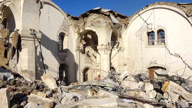 Adıyaman'da yerle bir olan 700 yıllık Ulu Cami görüntülendi