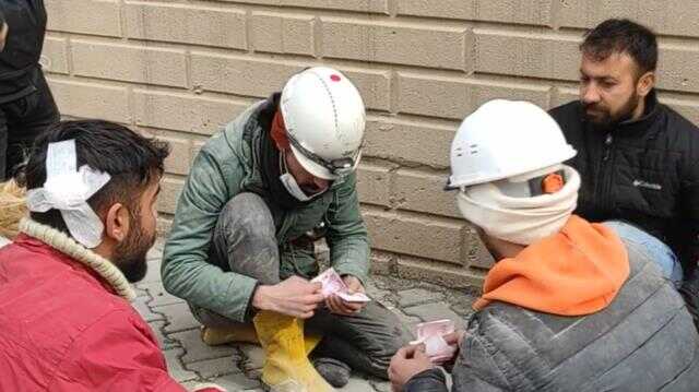 Arama kurtarma ekipleri enkazda buldukları 200 bin TL'lik altın ve dövizi sahibine teslim etti Arama kurtarma ekipleri enkazda buldukları 200 bin TL'lik altın ve dövizi sahibine teslim etti