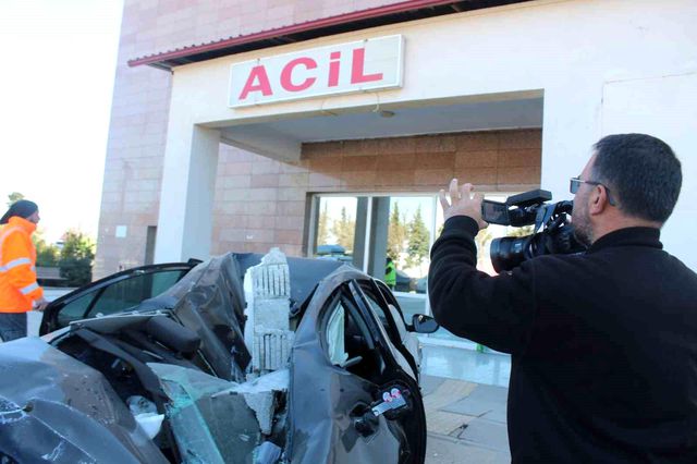 Depremin en acı karelerinden biri: Çocuğunu hurdaya dönen araçla hastaneye yetiştirdi Depremin en acı karelerinden biri: Çocuğunu hurdaya dönen araçla hastaneye yetiştirdi