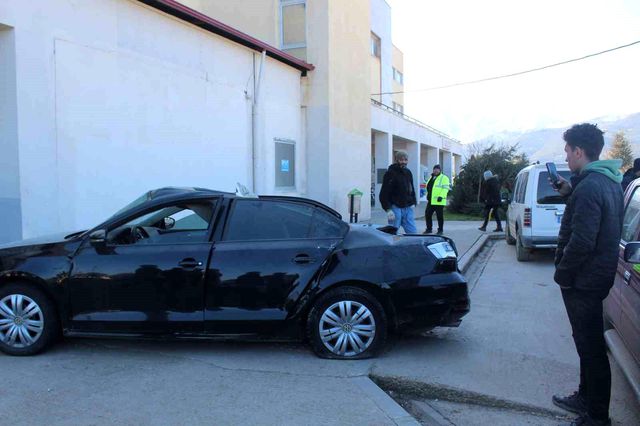 Depremin en acı karelerinden biri: Çocuğunu hurdaya dönen araçla hastaneye yetiştirdi Depremin en acı karelerinden biri: Çocuğunu hurdaya dönen araçla hastaneye yetiştirdi