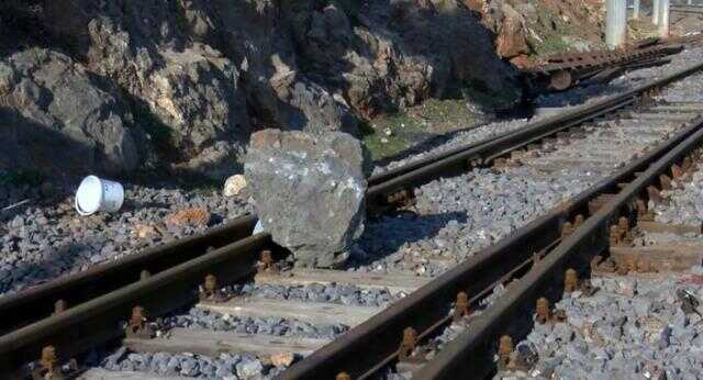 Gaziantep'te dehşetin büyüklüğünü gösteren anlar! 6 tren depremde raydan çıkarak devrildi, raylara da kayalara devrildi