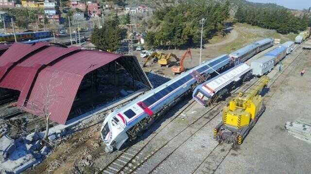 Gaziantep'te dehşetin büyüklüğünü gösteren anlar! 6 tren depremde raydan çıkarak devrildi, raylara da kayalara devrildi