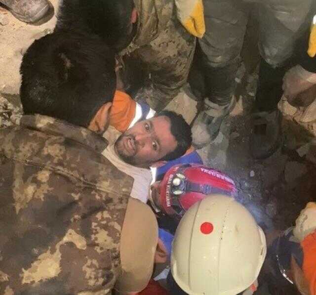 Hatay'da 170'inci saatte inanılmaz kurtuluş! Enkazdan tekbirler eşliğinde yürüyerek çıktı Hatay'da 170'inci saatte inanılmaz kurtuluş! Enkazdan tekbirler eşliğinde yürüyerek çıktı