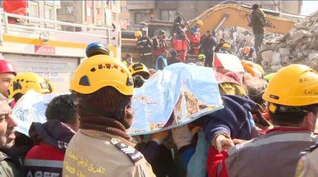 Hatay'da depremin 176. saatinde bir kadın enkazdan sağ çıkarıldı Hatay'da depremin 176. saatinde bir kadın enkazdan sağ çıkarıldı