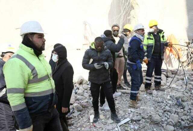 Hataysporlu Atsu'dan haber yok! Gana'dan gelen ailesi, enkazdaki çalışmaları endişeyle izliyor