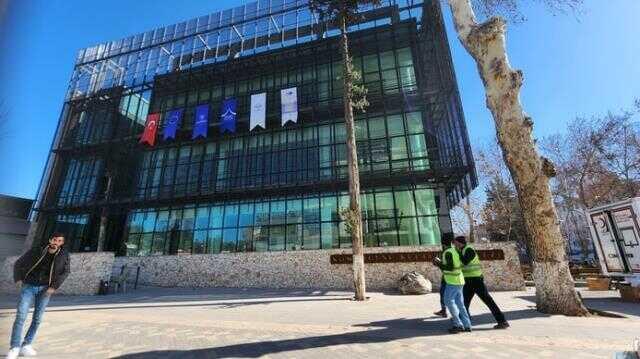 Türkiye bu binayı konuşuyor! 10 ili yerle bir eden depremde tek bir camı bile kırılmadı Türkiye bu binayı konuşuyor! 10 ili yerle bir eden depremde tek bir camı bile kırılmadı