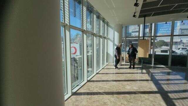 Türkiye bu binayı konuşuyor! 10 ili yerle bir eden depremde tek bir camı bile kırılmadı Türkiye bu binayı konuşuyor! 10 ili yerle bir eden depremde tek bir camı bile kırılmadı