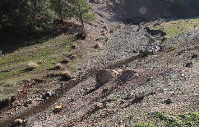 Binaları yıkan deprem doğaya da zarar verdi: Derelerde sular çekildi, dağlar yarıldı