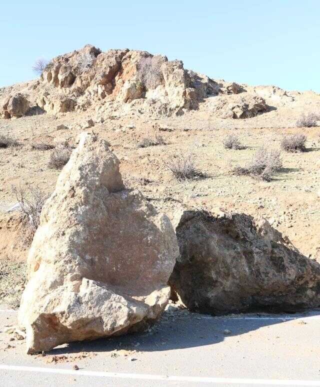 Binaları yıkan deprem doğaya da zarar verdi: Derelerde sular çekildi, dağlar yarıldı