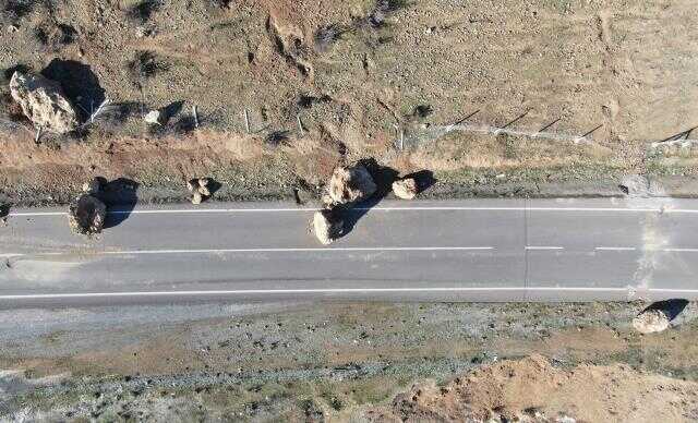 Binaları yıkan deprem doğaya da zarar verdi: Derelerde sular çekildi, dağlar yarıldı