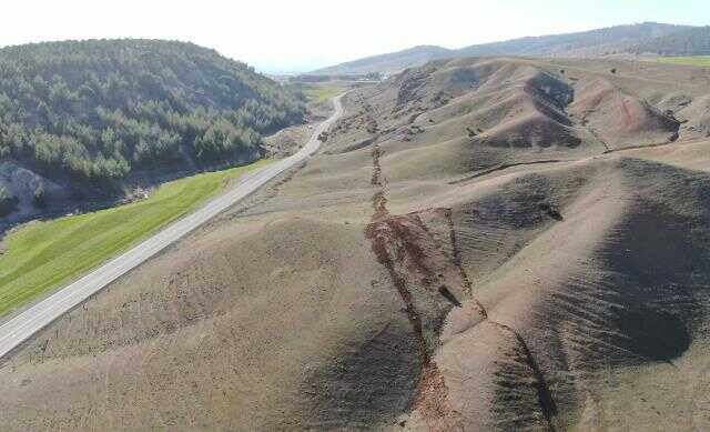 Binaları yıkan deprem doğaya da zarar verdi: Derelerde sular çekildi, dağlar yarıldı
