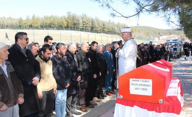Depremde kaybettiği 3 oğlunun yanına, enkazdan çıkarılan polis eşini de toprağa verdi