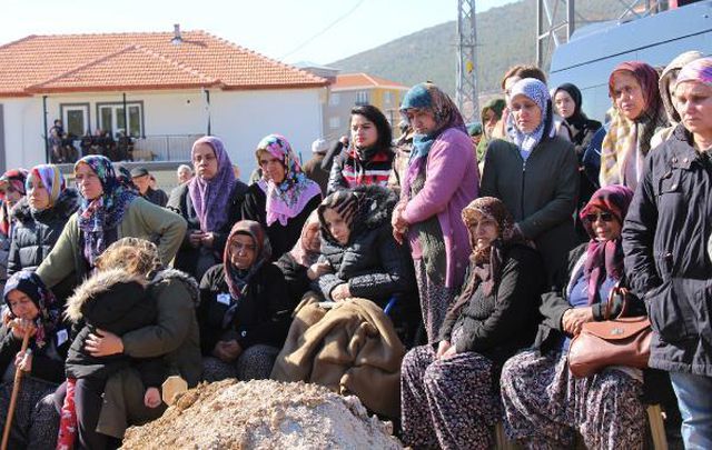Depremde kaybettiği 3 oğlunun yanına, enkazdan çıkarılan polis eşini de toprağa verdi