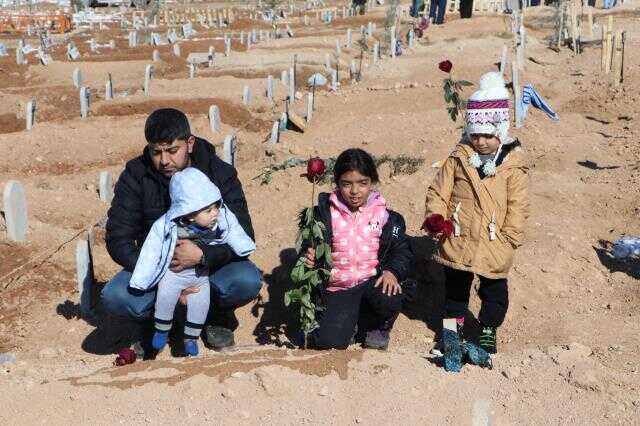 En acı Sevgililer Günü! Depremde kaybettiği eşinin mezarına çocuklarıyla birlikte gidip gül bıraktı