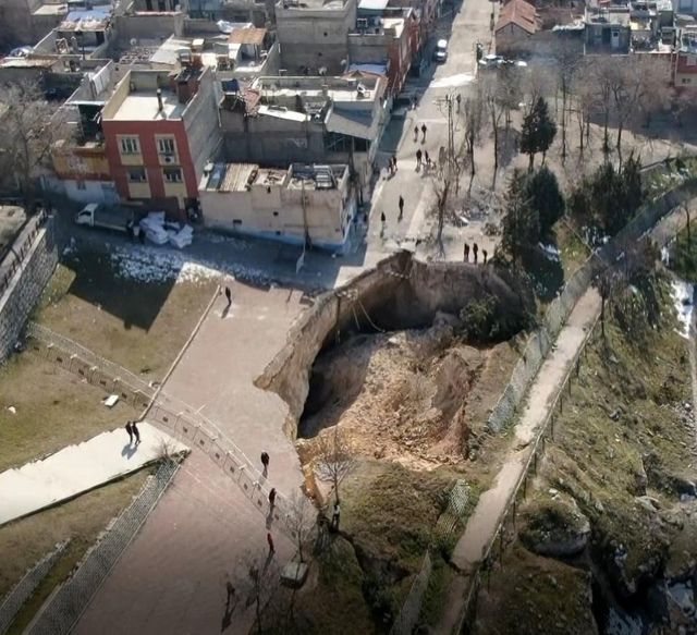 Gaziantep'te deprem sonrası oluşan dev obruk, çevresinde ne varsa yuttu Gaziantep'te deprem sonrası oluşan dev obruk, çevresinde ne varsa yuttu