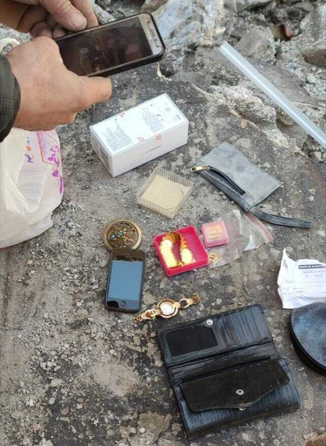 Gönüllü madenci enkazda bulduğu altınları polise teslim etti