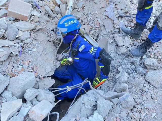 Çinli Kurtarma Görevlileri Deprem Bölgesinde Yaşadıklarını Anlattı