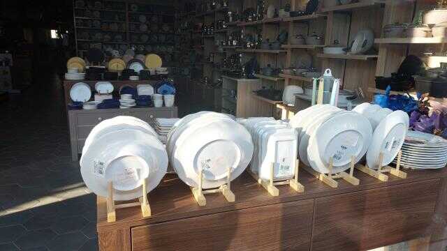 Depremde yüzlerce bina yerle bir olurken, bu mağazadaki porselenler yerinden bile oynamadı