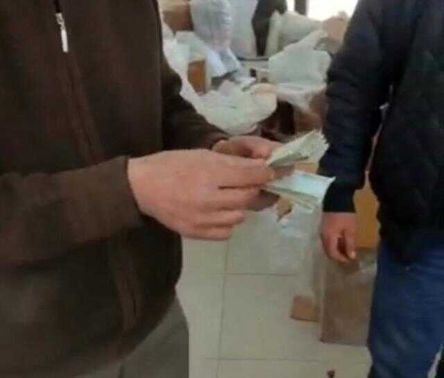 Depremzedeler için Malatya'ya gönderilen montun cebinden 4 bin TL çıktı Depremzedeler için Malatya'ya gönderilen montun cebinden 4 bin TL çıktı