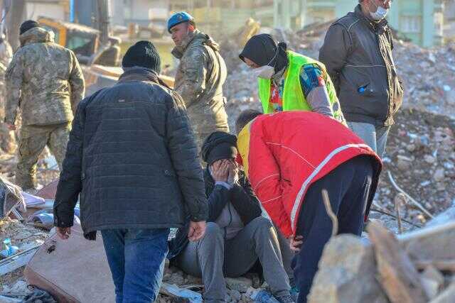 Enkaz başında vesikalık fotoğrafla teşhis